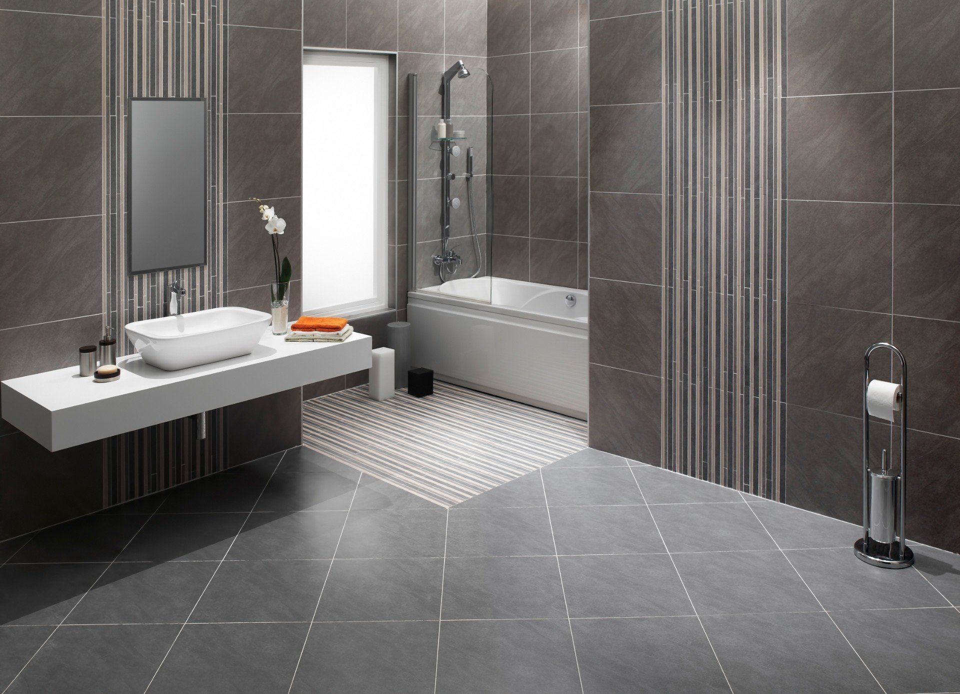 Moderno bagno grigio con lavabo