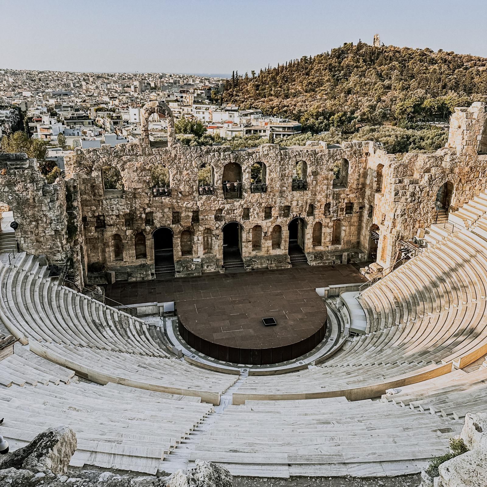 Antikes Steintheater mit gestuften Sitzreihen, Bühne und Kulisse in der Akropolis in Athen.