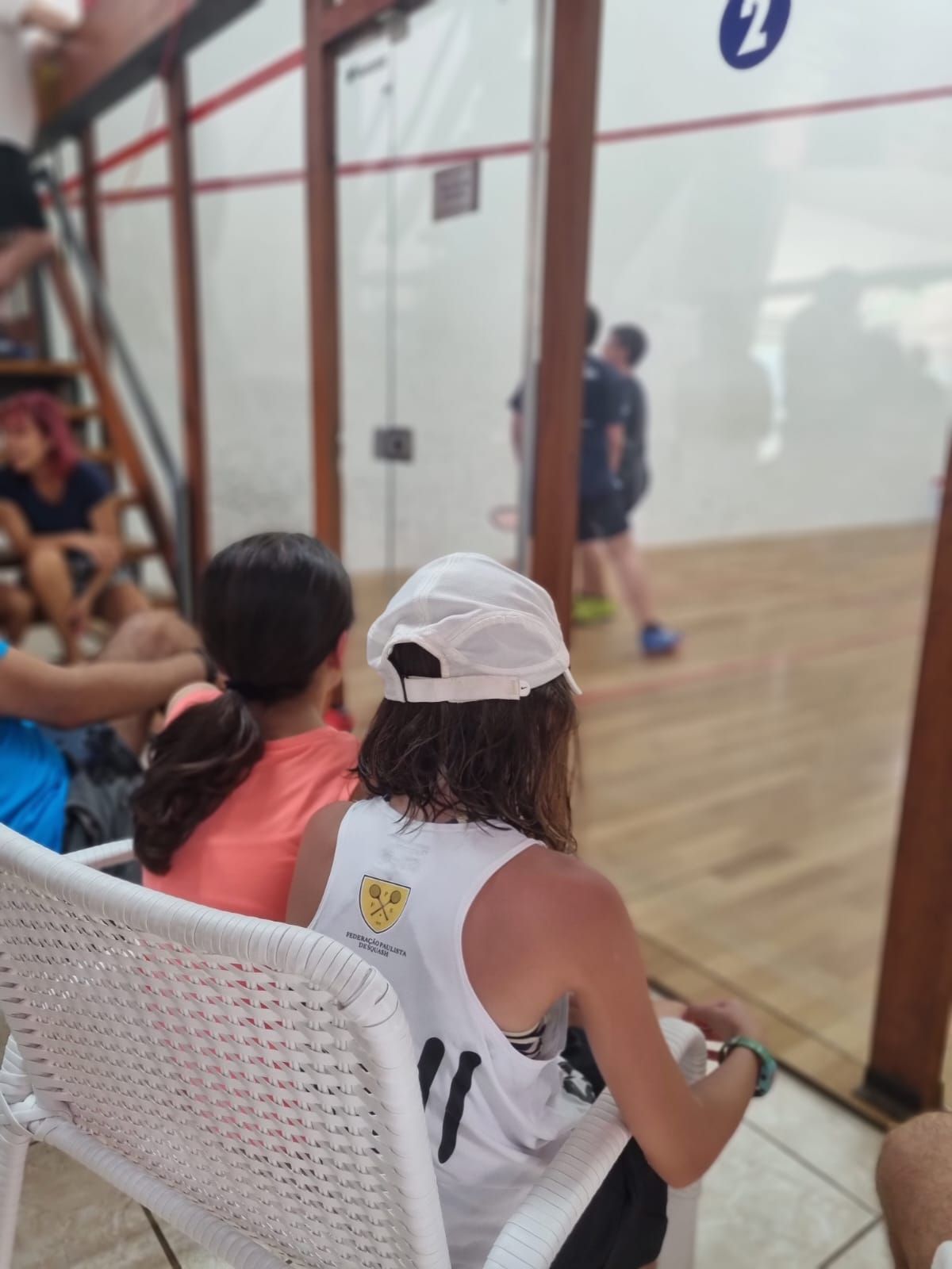 Uma mulher vestindo uma blusa branca com o número 11 nela