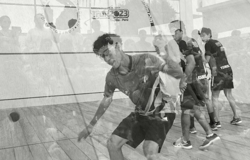 Um grupo de pessoas está jogando squash em uma quadra.