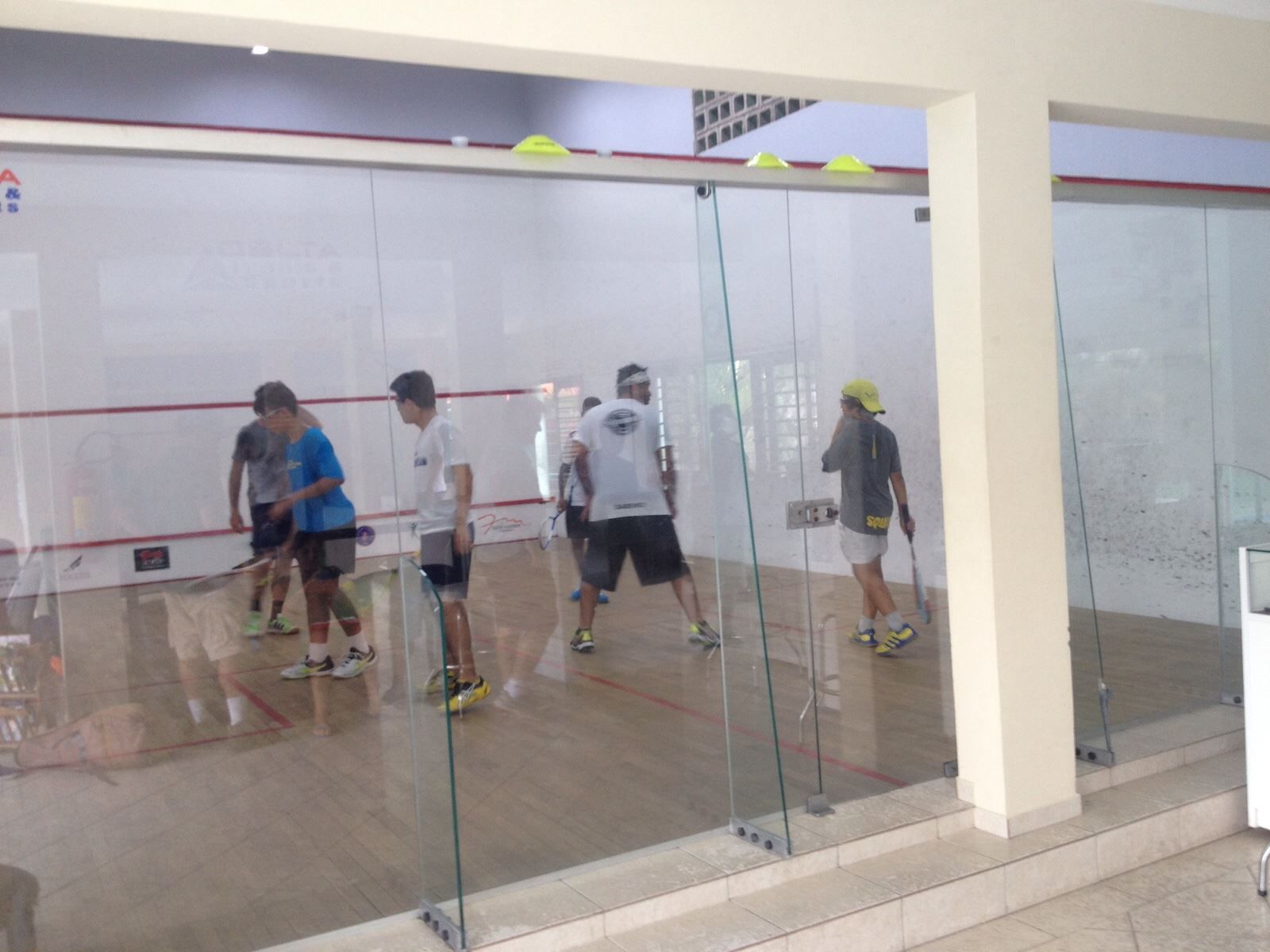 Um grupo de pessoas está jogando squash em uma academia