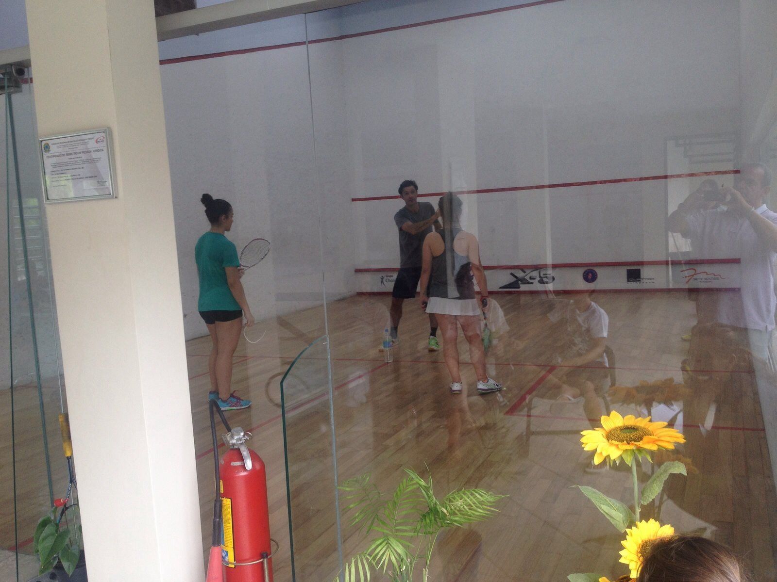 um grupo de pessoas está jogando squash em uma academia.