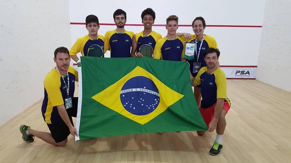 um grupo de pessoas segurando uma bandeira brasileira