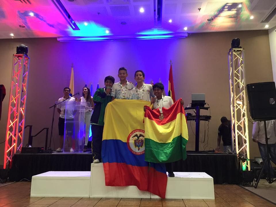 um grupo de pessoas está em um palco segurando bandeiras.