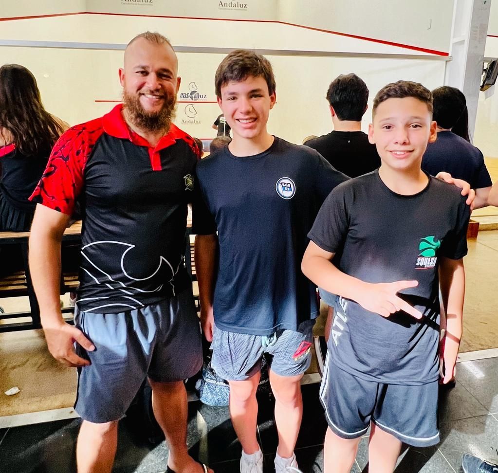 Um grupo de jovens está posando para uma foto em uma academia