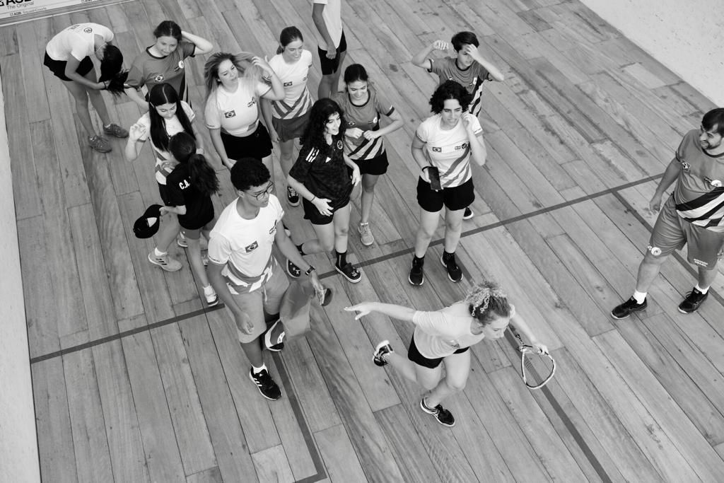 Um grupo de pessoas está dançando em um piso de madeira
