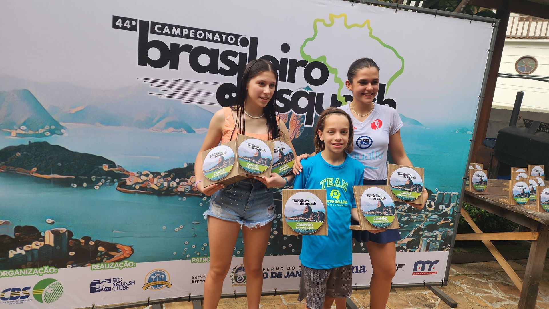 um grupo de pessoas em frente a uma placa que diz brasileiro