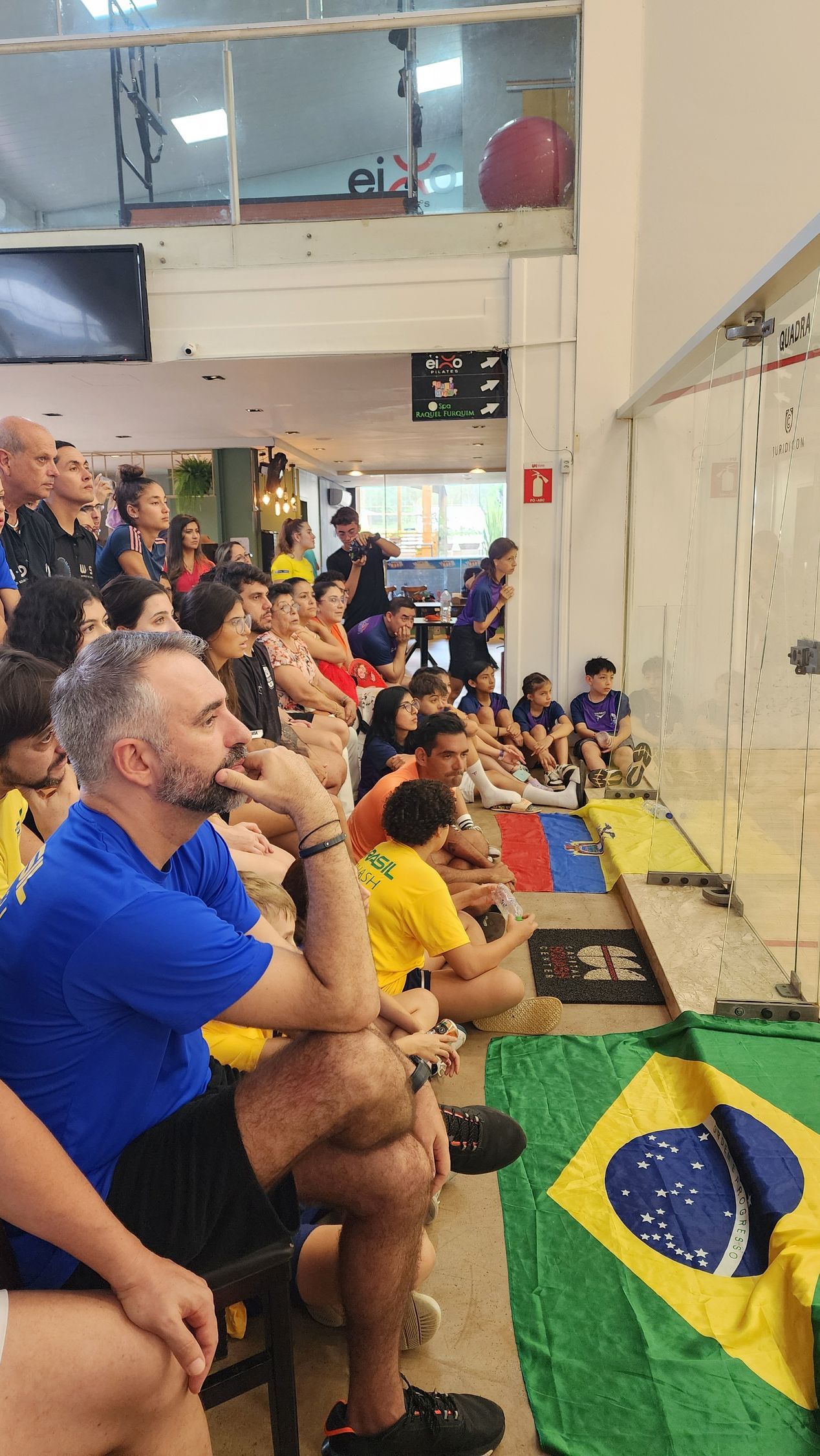 um grupo de pessoas está sentado em um estádio assistindo a um jogo.