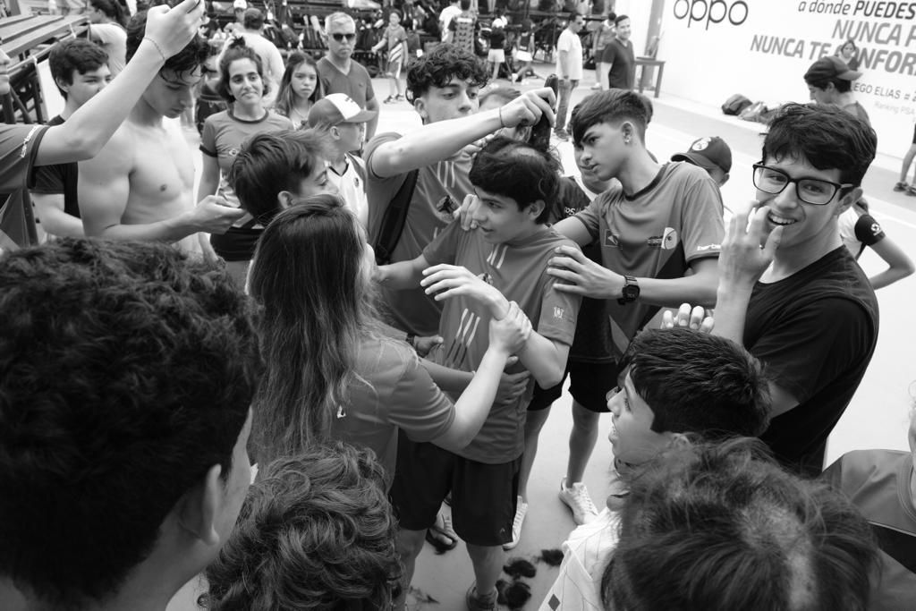 Uma foto em preto e branco de um grupo de pessoas dançando.