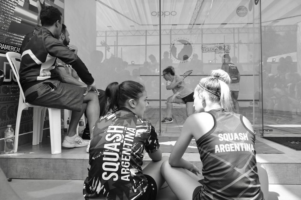 Um grupo de pessoas vestindo camisas de squash argentina estão sentadas no chão
