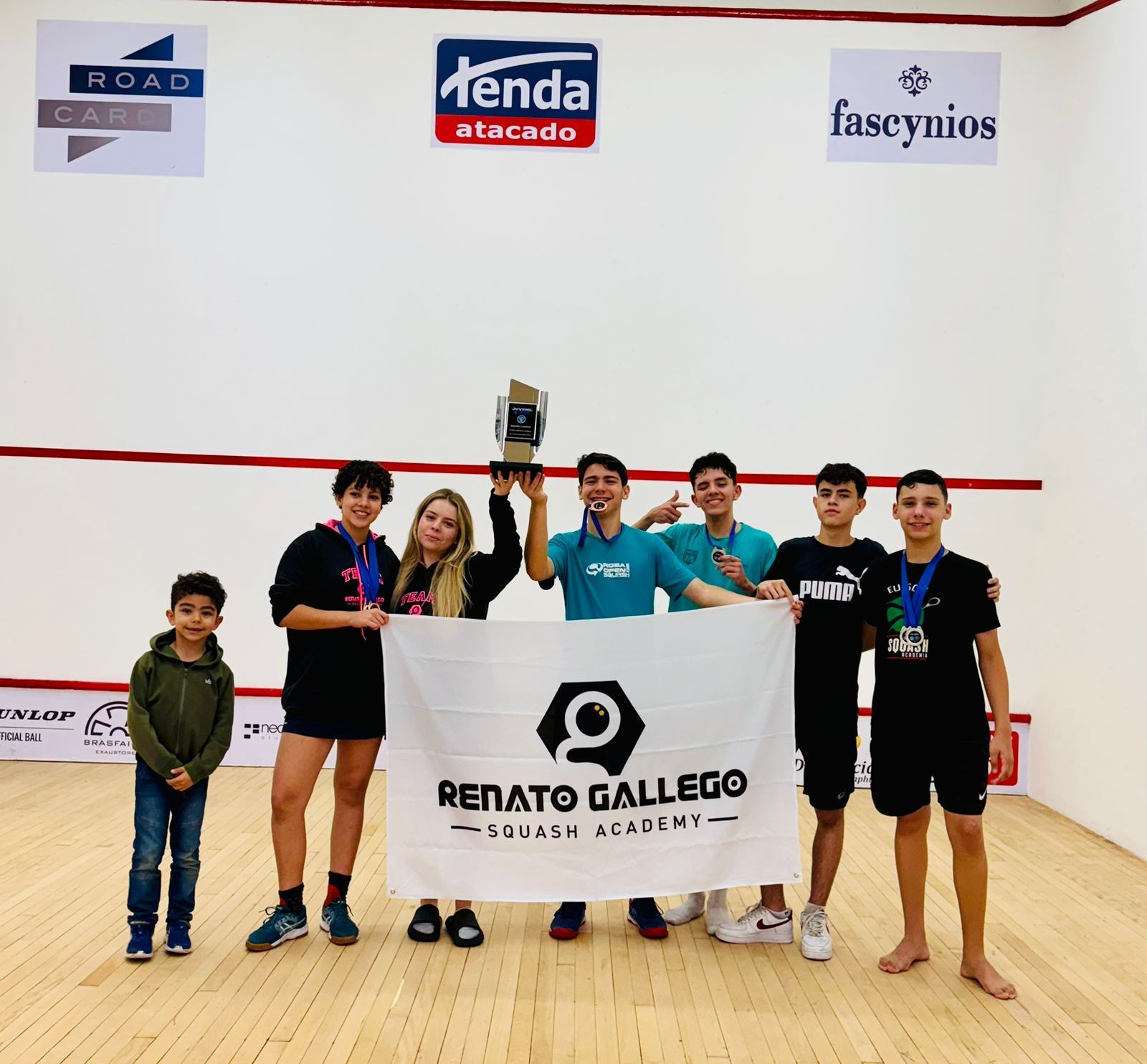 Um grupo de pessoas segurando uma bandeira que diz renato gallego