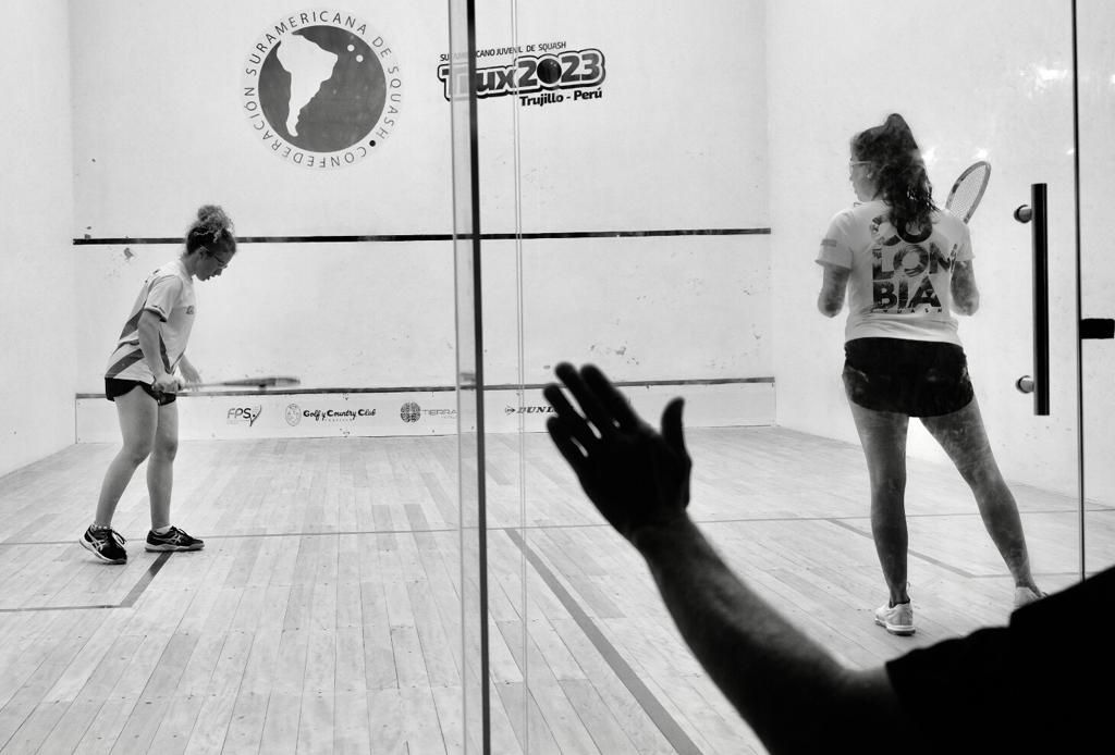 Uma mulher vestindo uma camisa que diz