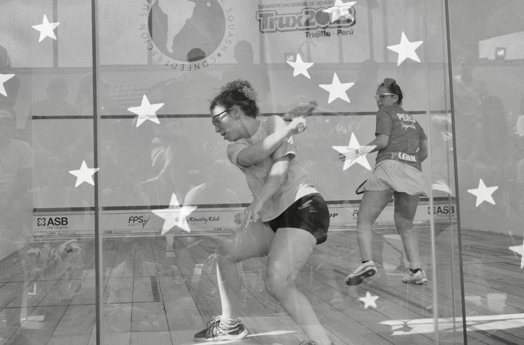 Uma foto em preto e branco de duas pessoas jogando squash