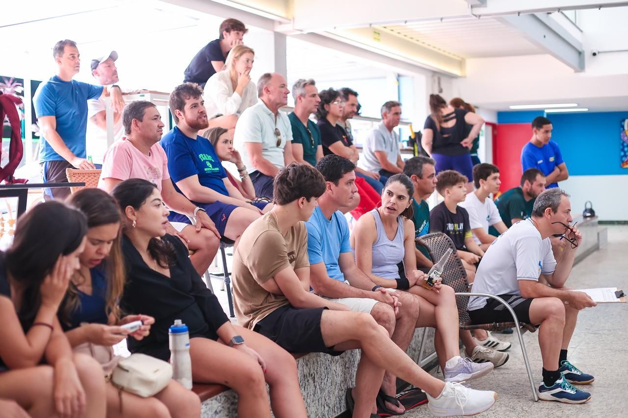 Um grupo de pessoas está sentado em um estádio assistindo a um jogo.