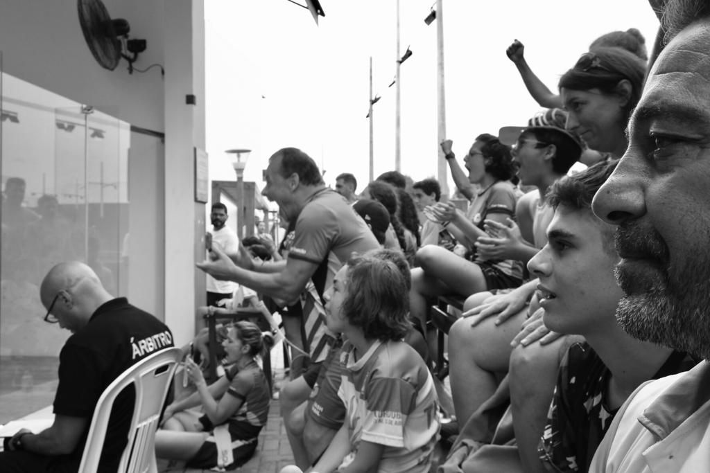 Uma foto em preto e branco de uma multidão assistindo a um jogo.