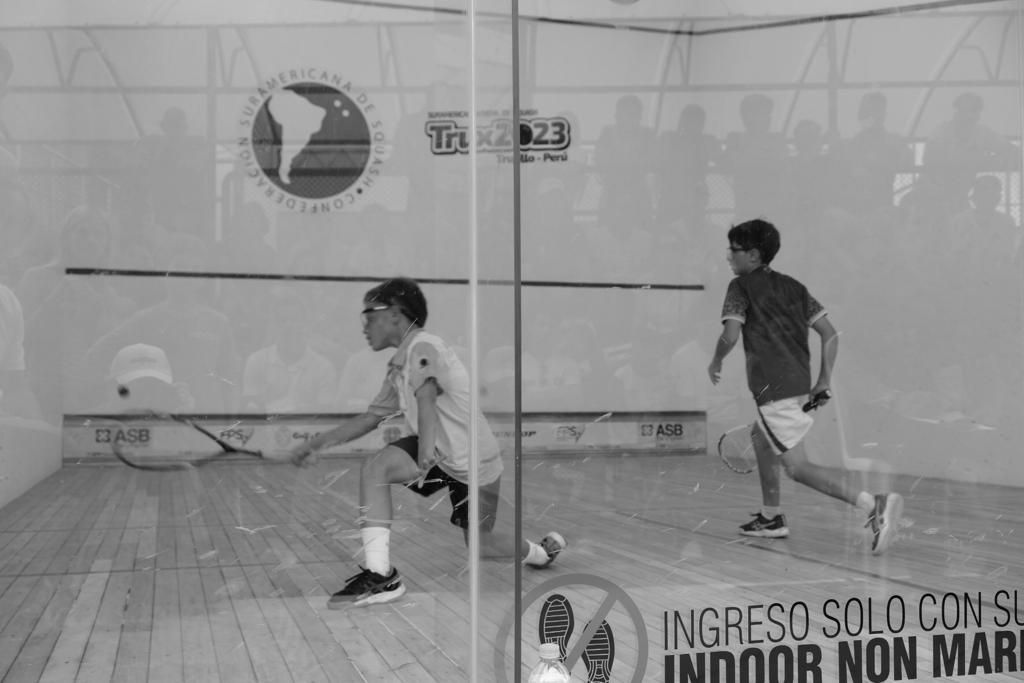 Uma foto em preto e branco de dois homens jogando squash