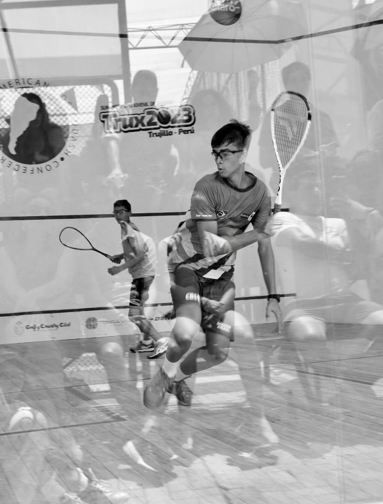 Uma foto em preto e branco de um grupo de pessoas jogando squash