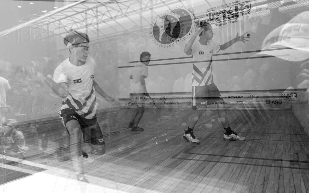 Uma foto em preto e branco de um grupo de pessoas jogando squash.