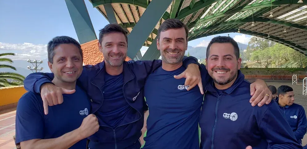 Um grupo de homens está posando para uma foto juntos.