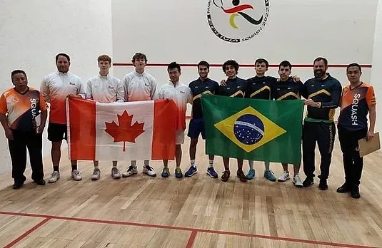 um grupo de pessoas segurando uma bandeira canadense e uma bandeira brasileira