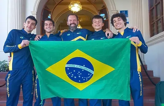 Um grupo de homens segurando uma bandeira brasileira