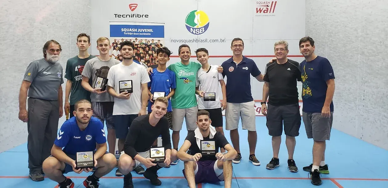 Um grupo de jovens está posando para uma foto em uma academia.