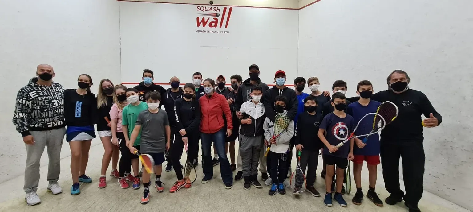 Um grupo de pessoas usando máscaras está posando para uma foto.