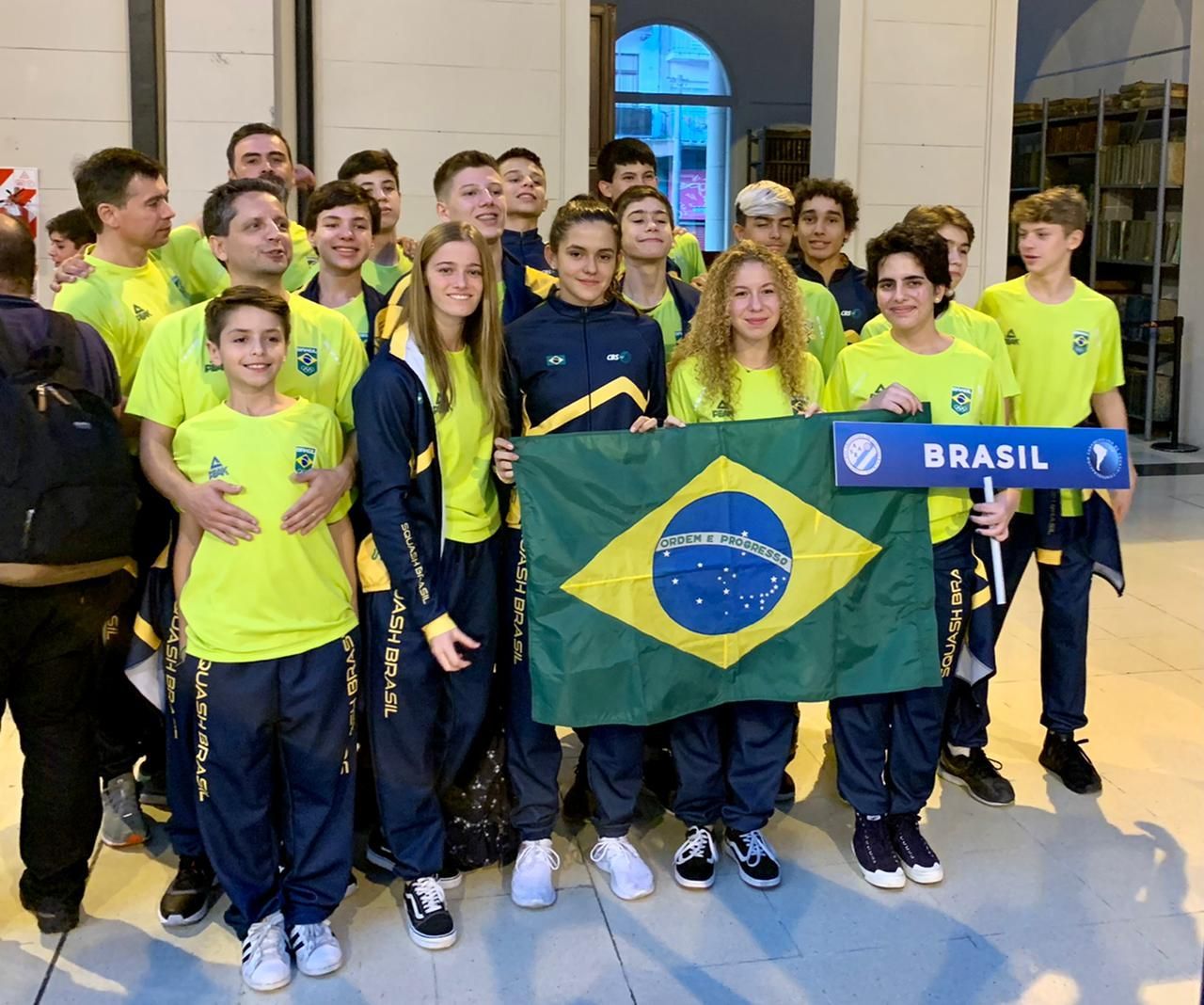 um grupo de pessoas segurando uma bandeira que diz brasil