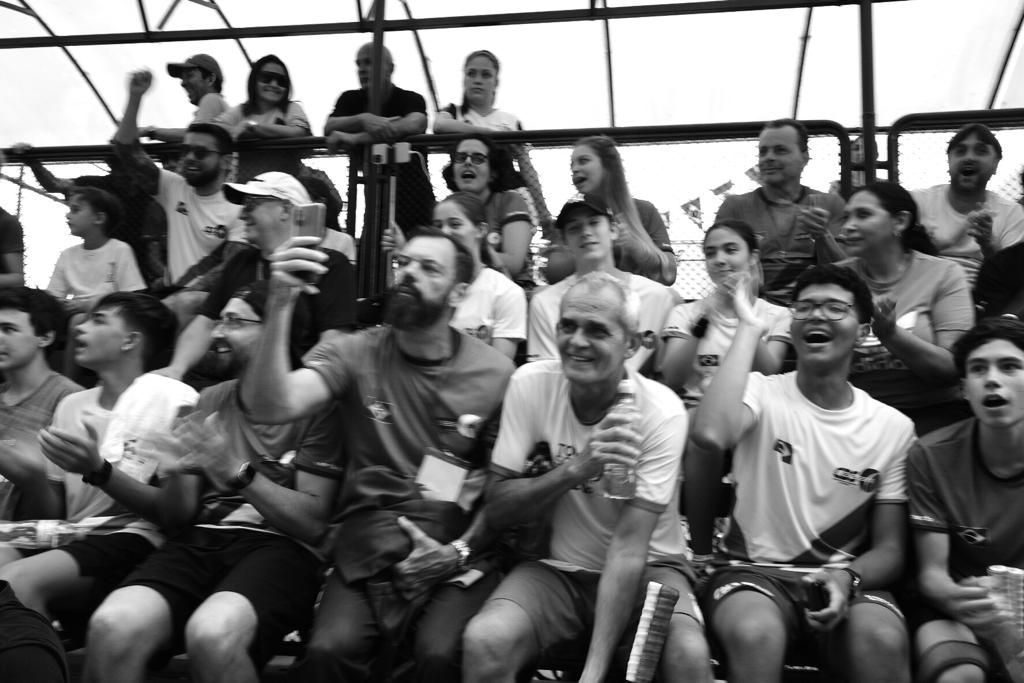 Uma foto em preto e branco de uma multidão de pessoas assistindo a um jogo