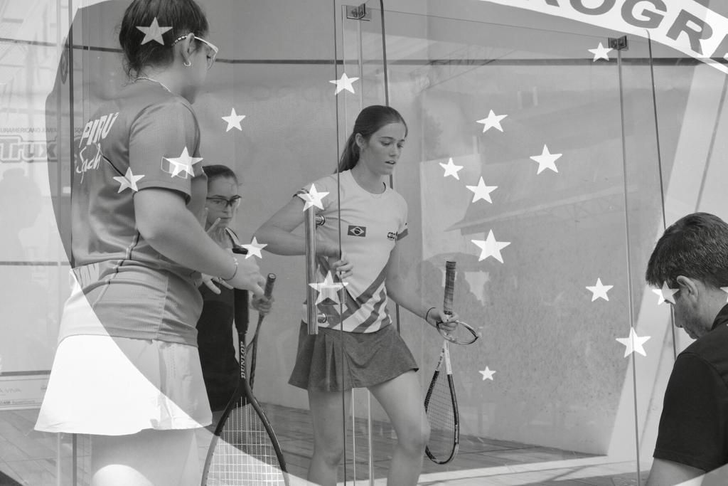 Uma foto em preto e branco de um grupo de pessoas jogando tênis.