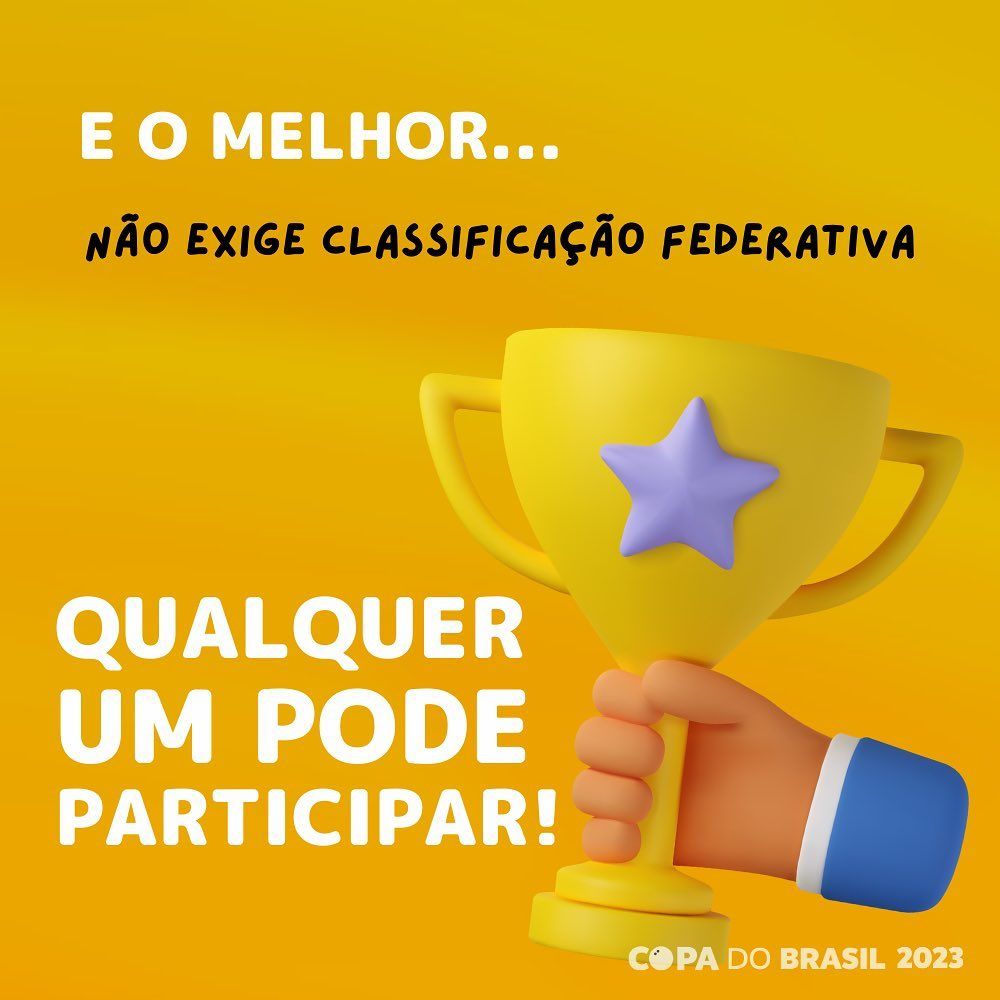 Uma mão segura um troféu amarelo com uma estrela nele