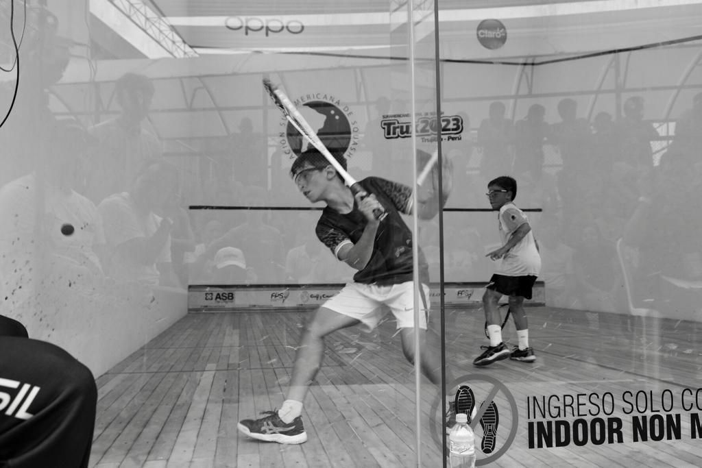 uma foto em preto e branco de um homem jogando squash
