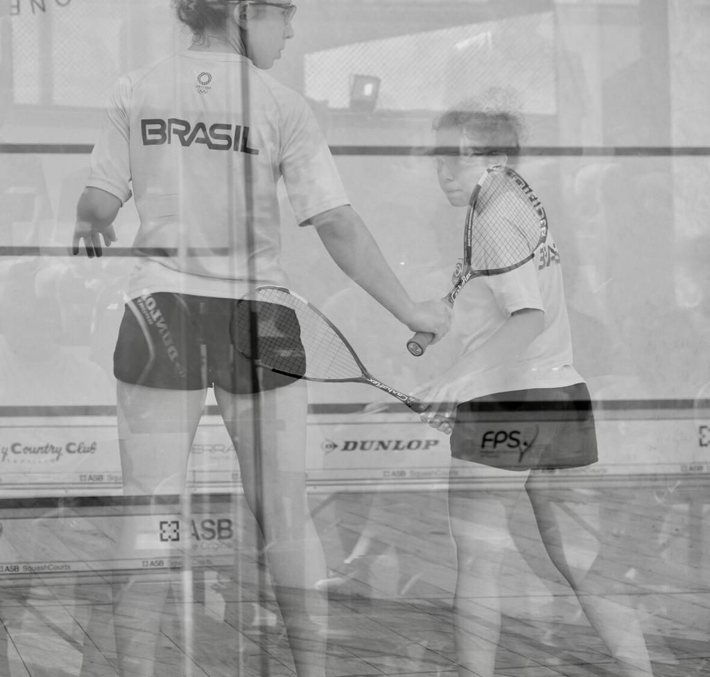 Uma foto em preto e branco de duas pessoas jogando squash