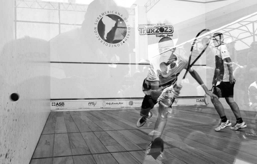 Uma foto em preto e branco de duas pessoas jogando squash