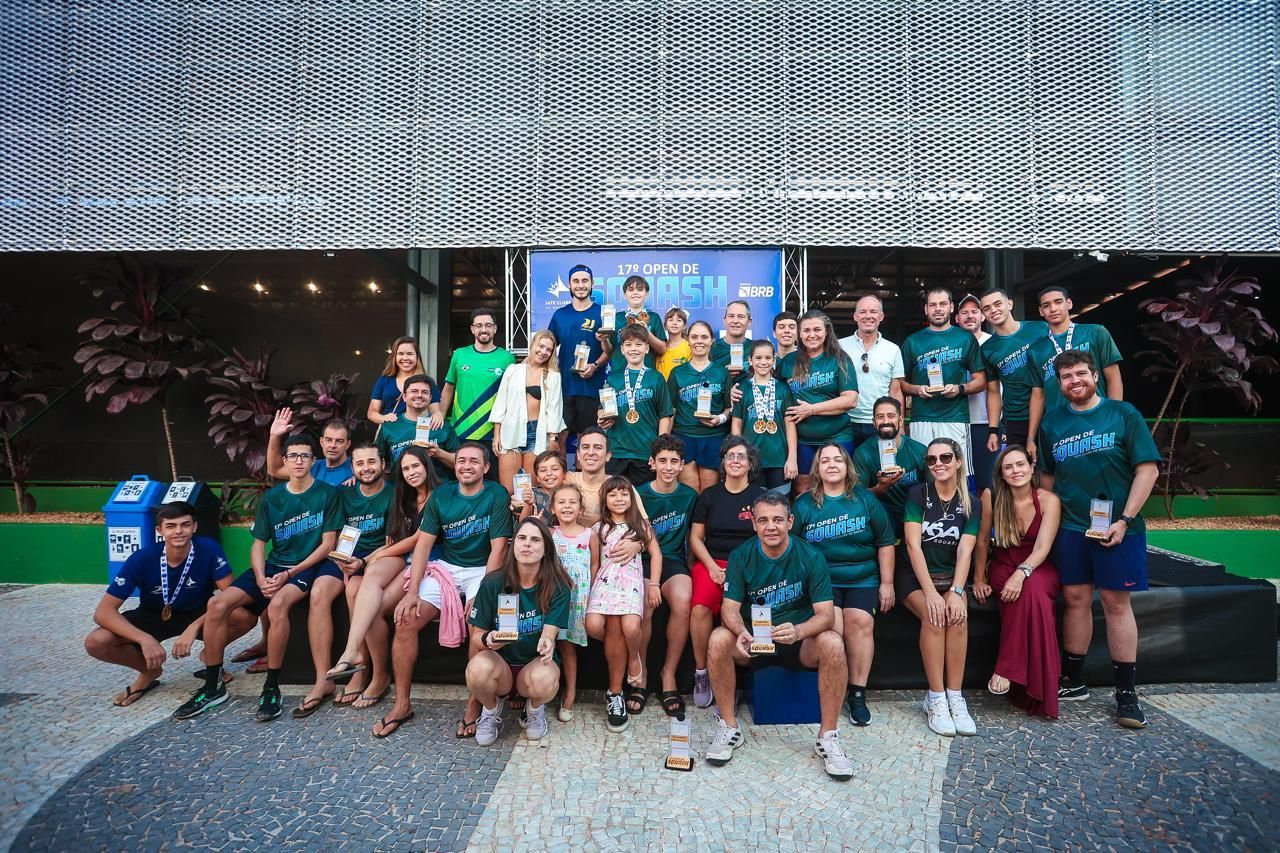Um grupo de pessoas está posando para uma foto em frente a um prédio.