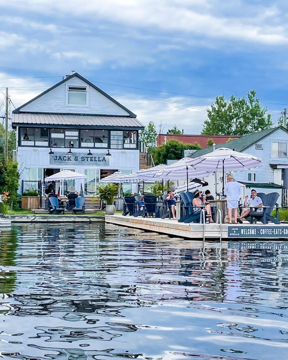 A restaurant is sitting on a dock next to a body of water.