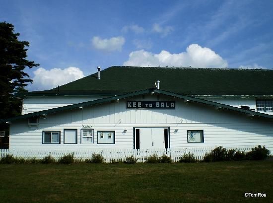 A white building with a green roof says kee to bold