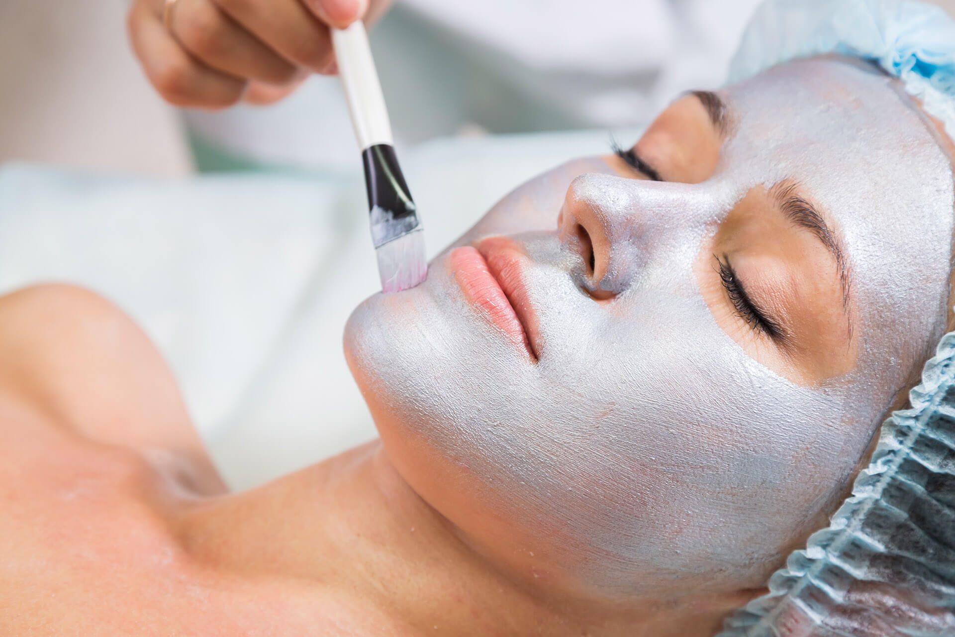 Donna sottoposta a peeling facciale