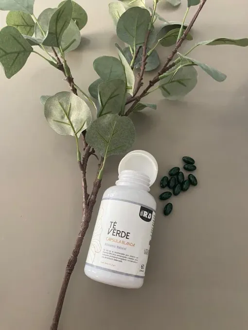 Vitaminas y suplementos en diversas botellas, algunas de ellas colocadas junto a alimentos y plantas.