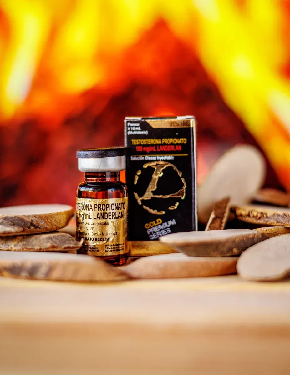 Un frasco y una caja de propionato de testosterona reposan sobre una superficie de madera