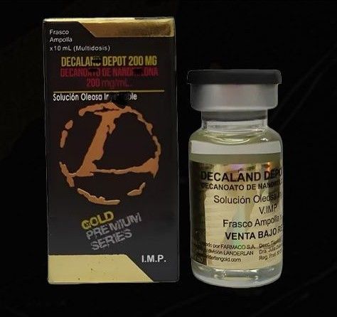 Un vial de medicamento inyectable Decaland Depot de 200 mg y su caja de embalaje correspondiente, sobre un fondo negro liso.