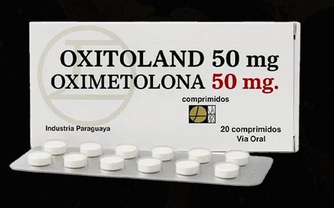 Una caja de comprimidos de Oxitoland 50 mg de oximetolona junto a un blíster con 11 pastillas blancas.