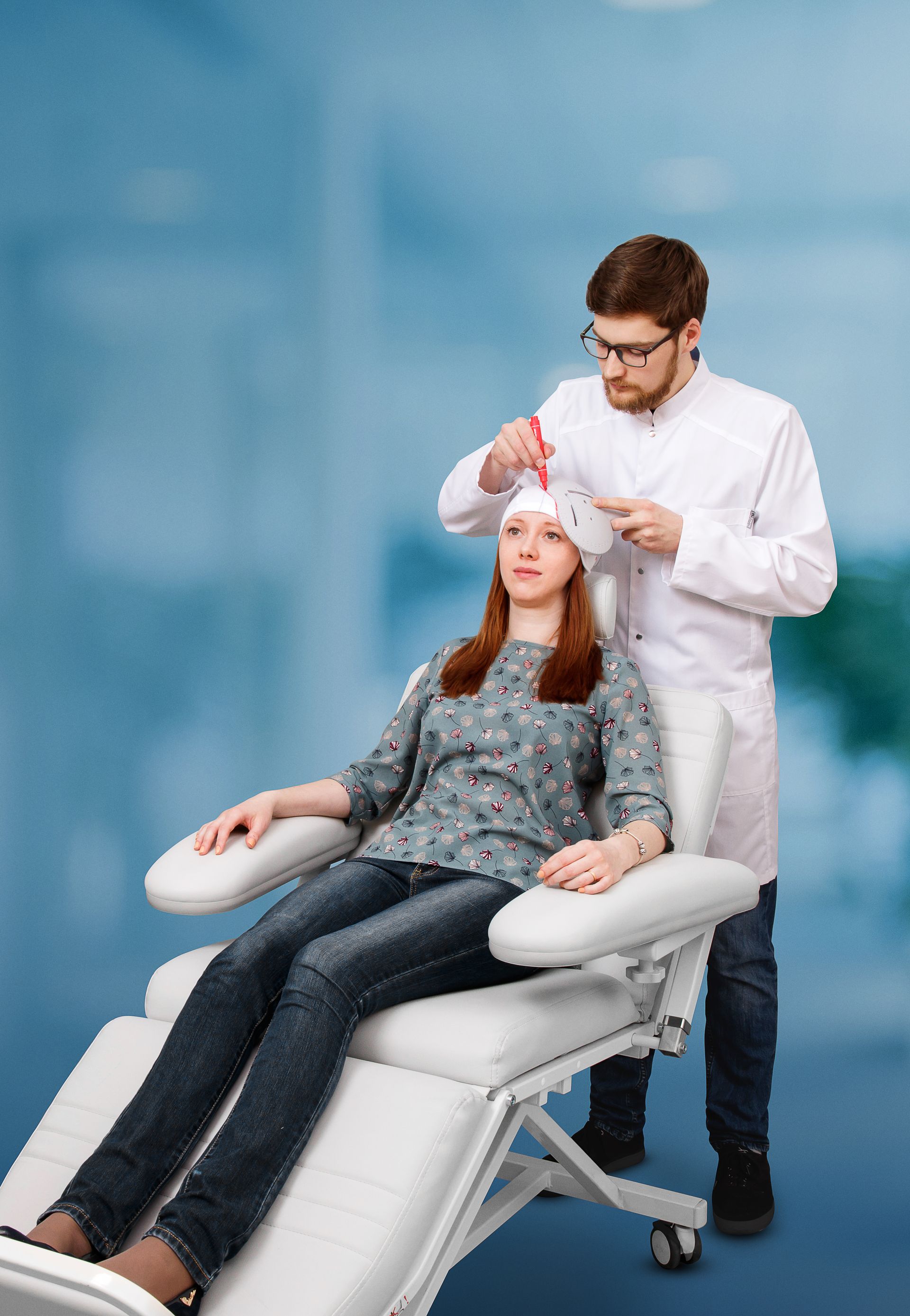 Tratamento de Estimulação Magnética sendo realizado em uma paciente