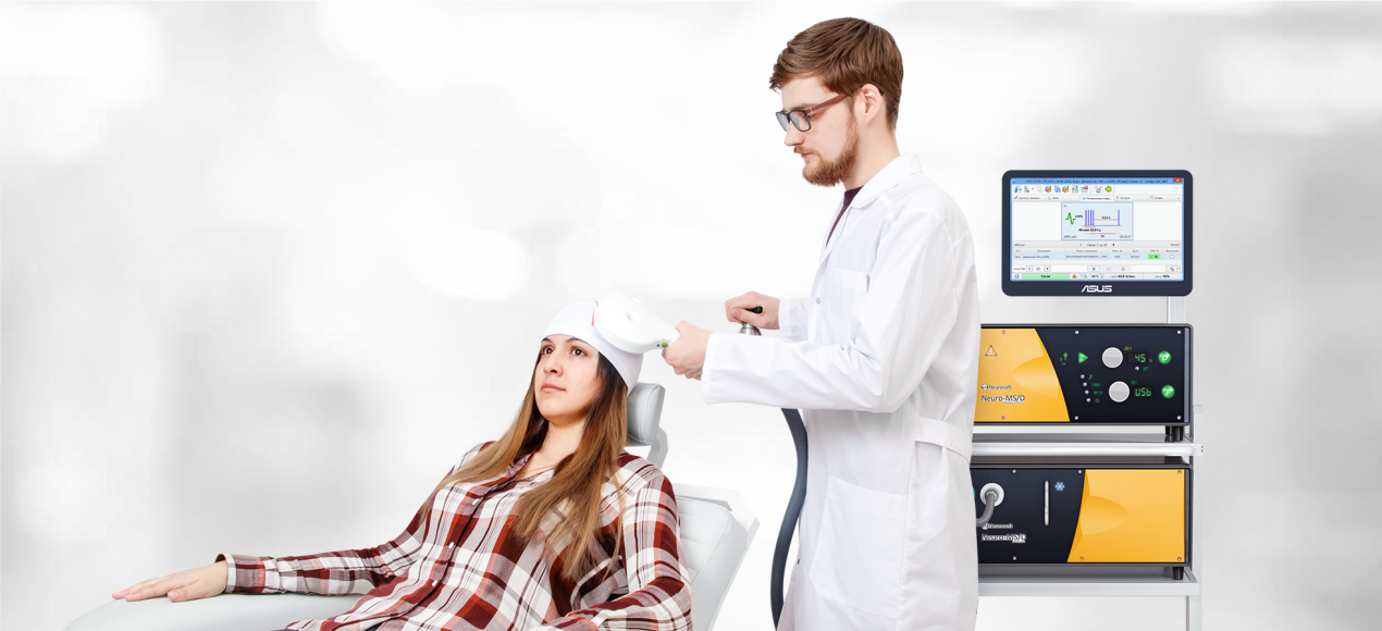 Médico utilizando o aparelho para realizar o tratamento de Estimulação Magnética em uma paciente