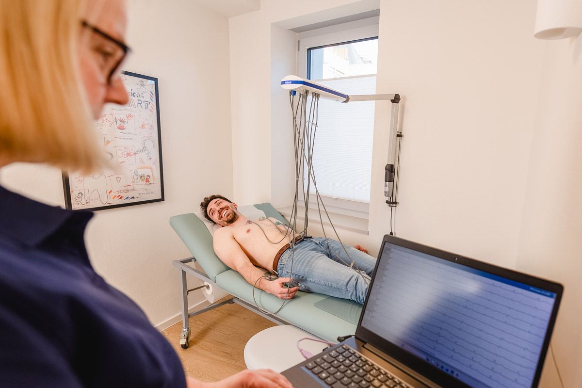 Arzt und Arzthekferin überwachen ein Belastungs-EKG