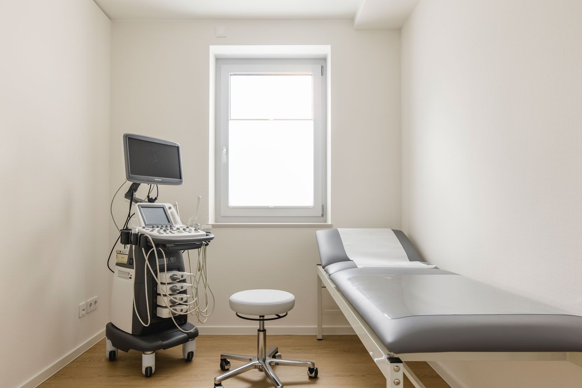 Eine Liege und ein Ultraschallgerät