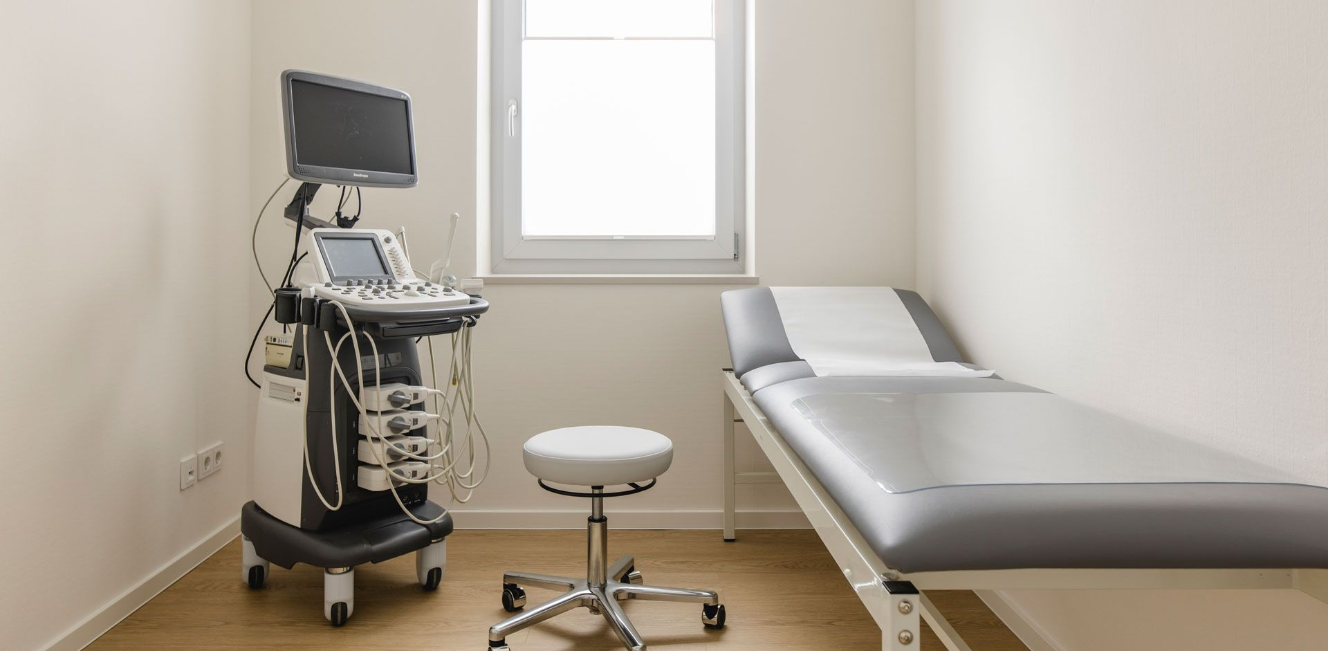 Behandlungszimmer mit einer Liege und einem Ultraschallgerät