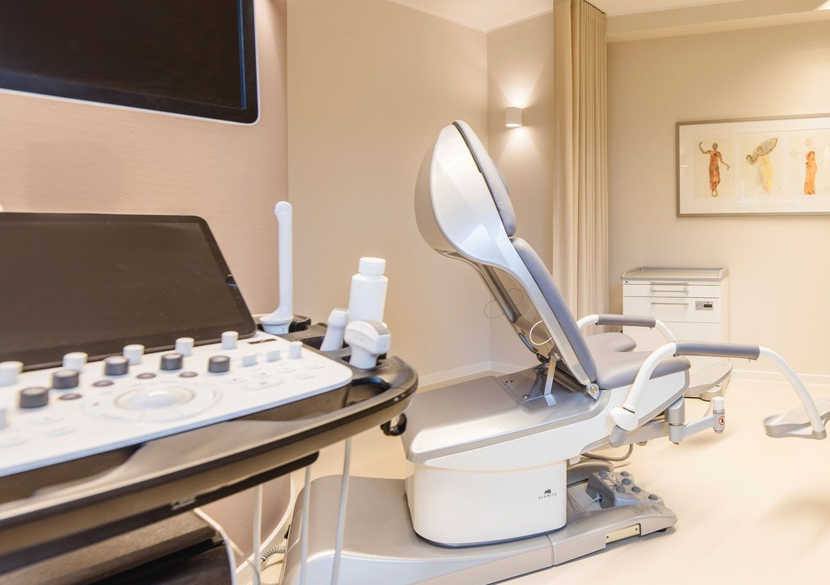 Frauenärztin untersucht mit Ultraschall den Unterleib einer Patientin