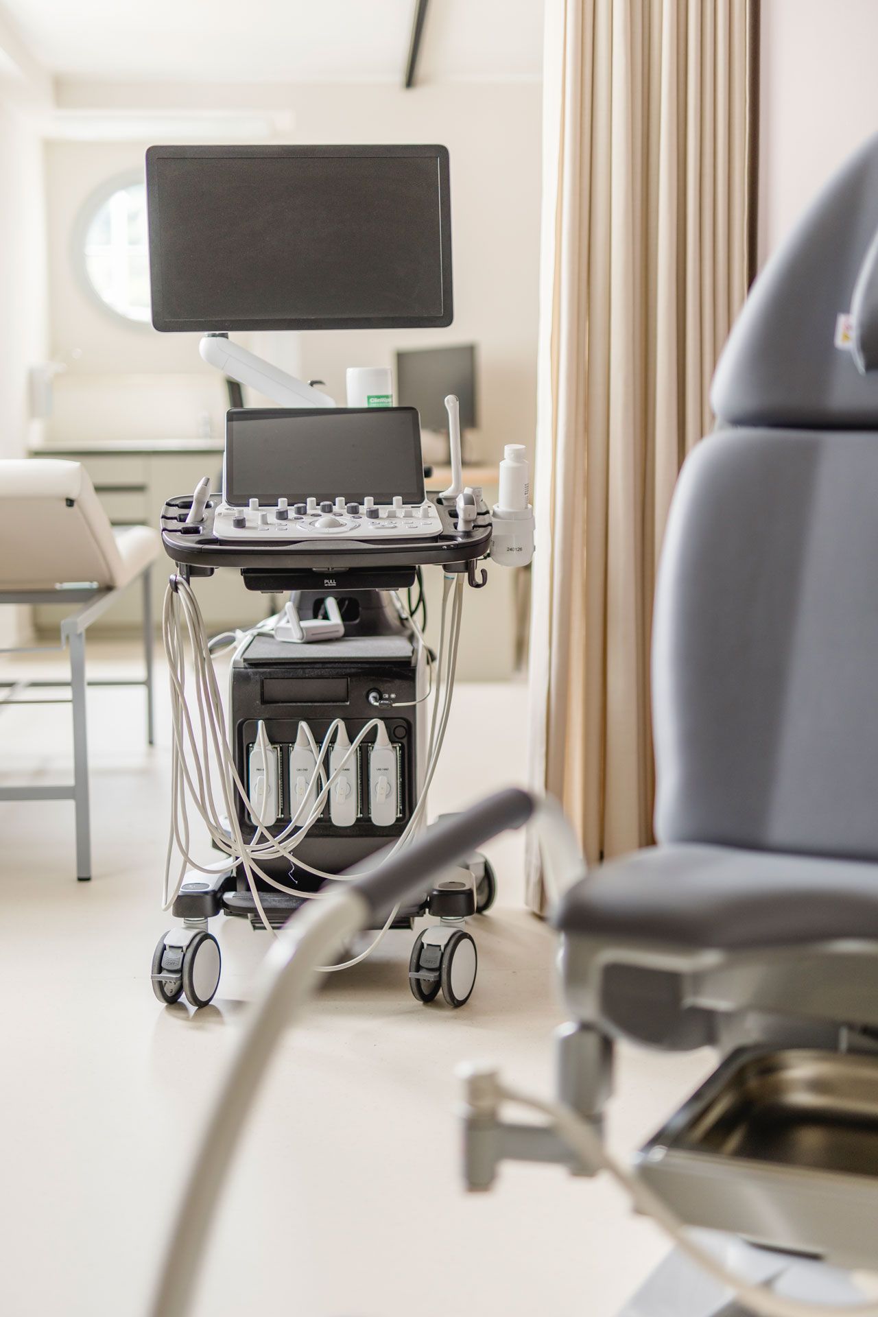 Gynekologiestuhl  und Ultraschallgerät
