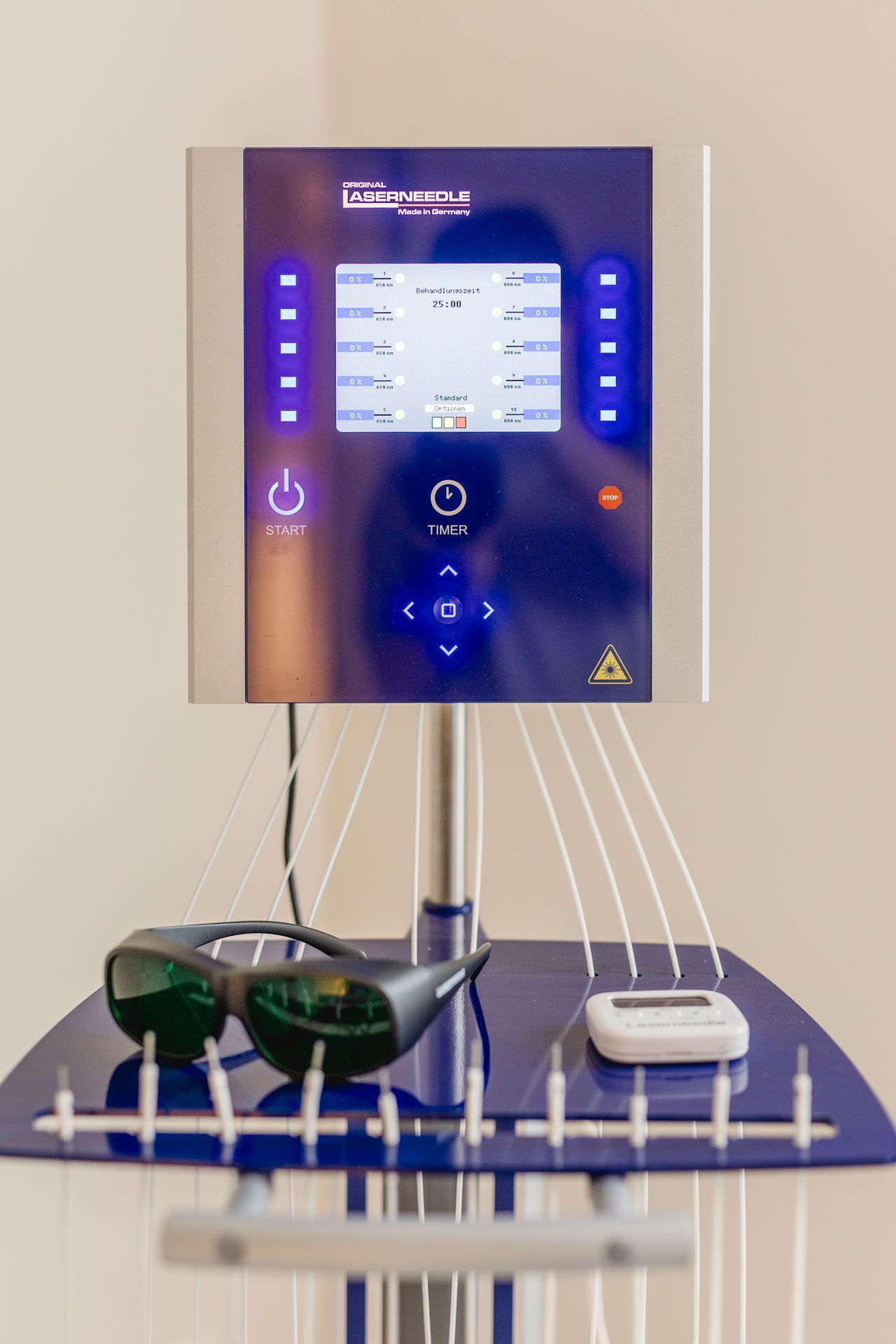 Gerät zur Behandlung mit Laserneedle
